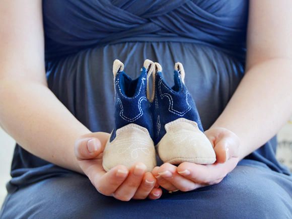 maternity-photos-shoes-