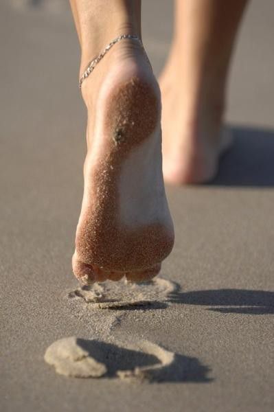 feet-foot-walking-sand-mp900448357