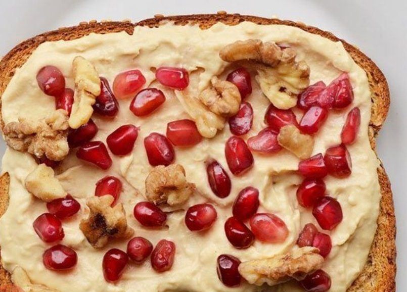 Hummus-and-pomegranate-Sandwich